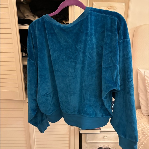 Suzie Kondi front pleat velour sweatshirt in Aegean blue. - Picture 8 of 8
